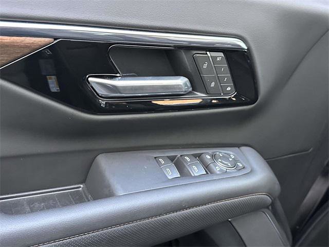 Used 2025 Chevrolet Suburban High Country image 8