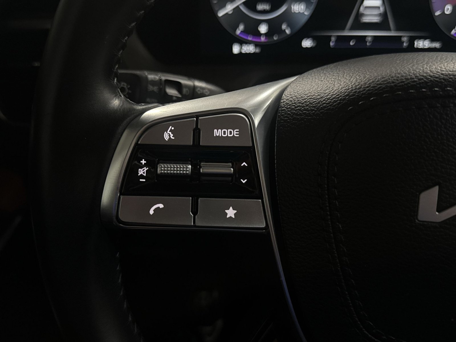 Used 2024 Kia Telluride SX w/ Towing Package FWD image 22