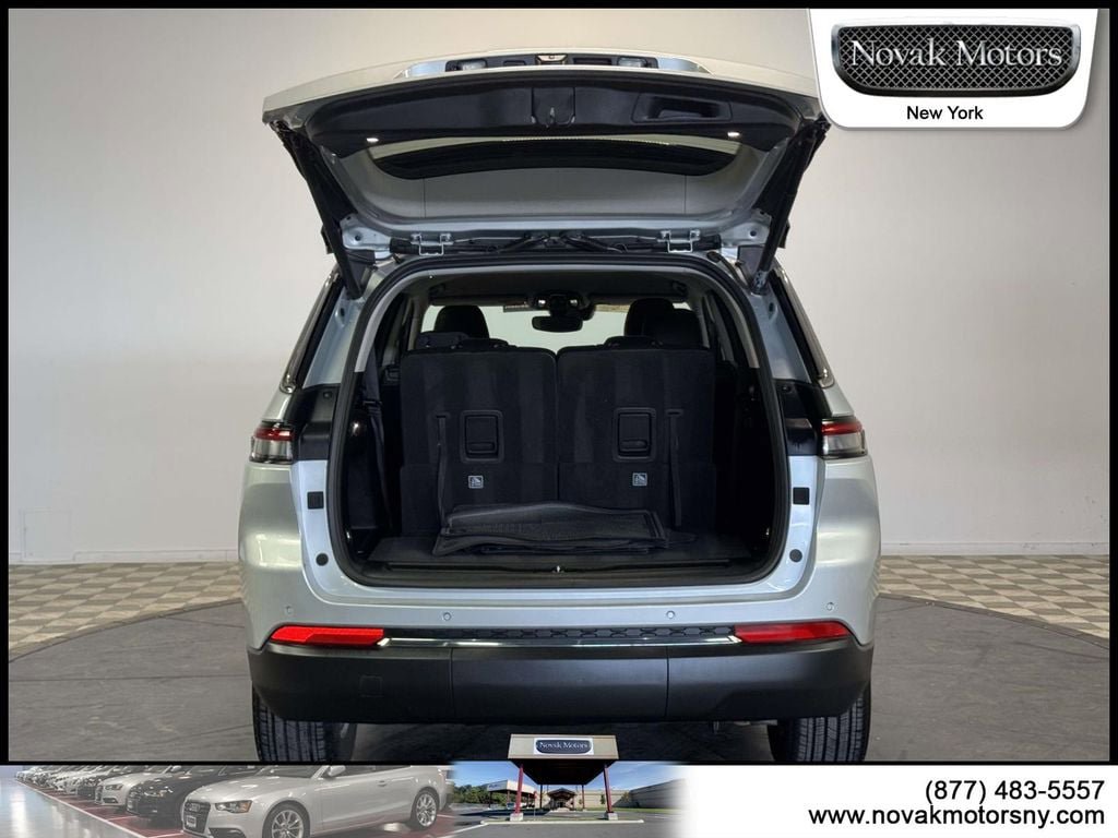 Used 2023 Jeep Grand Cherokee L Limited AWD/4WD image 9