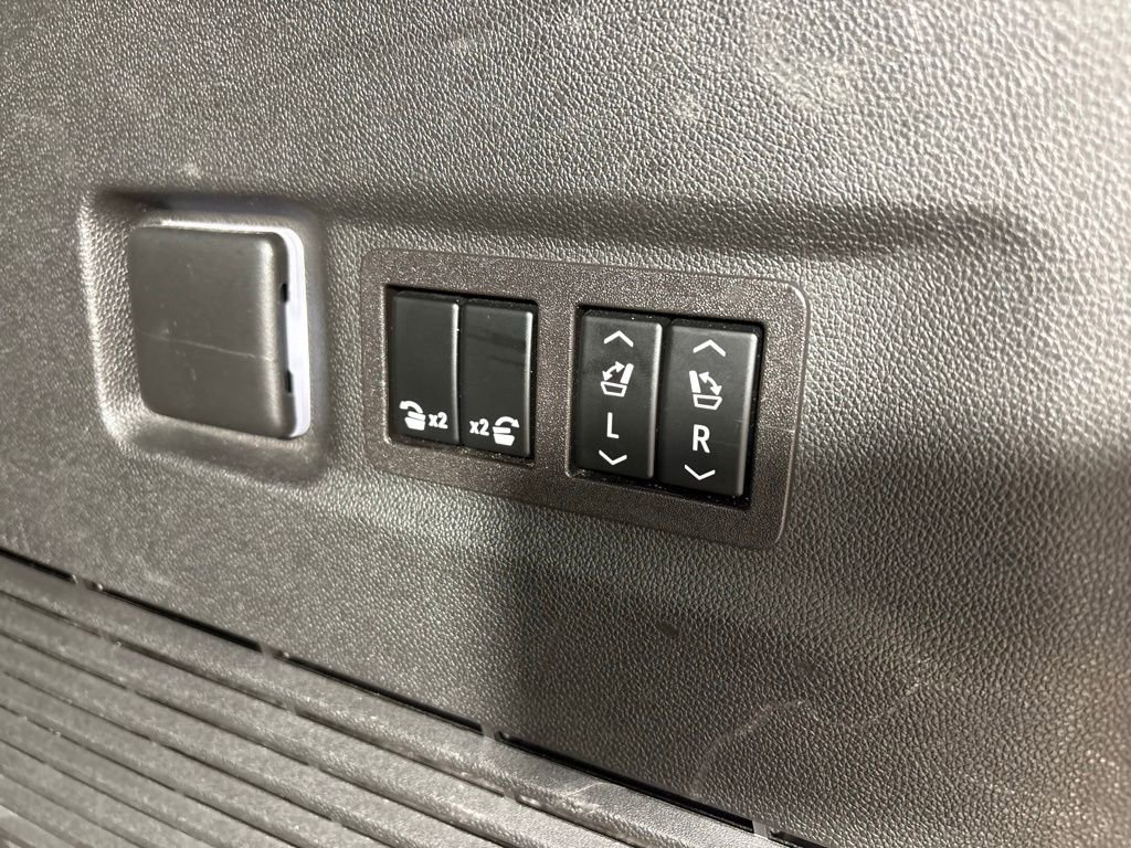 Used 2023 Chevrolet Suburban Premier image 57