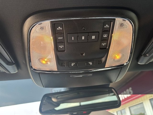 Used 2023 Chrysler 300 C RWD image 8