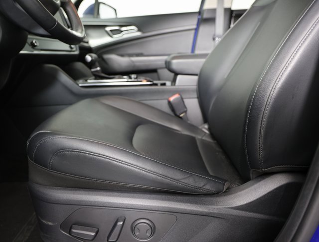 Used 2023 Kia Sportage EX image 3