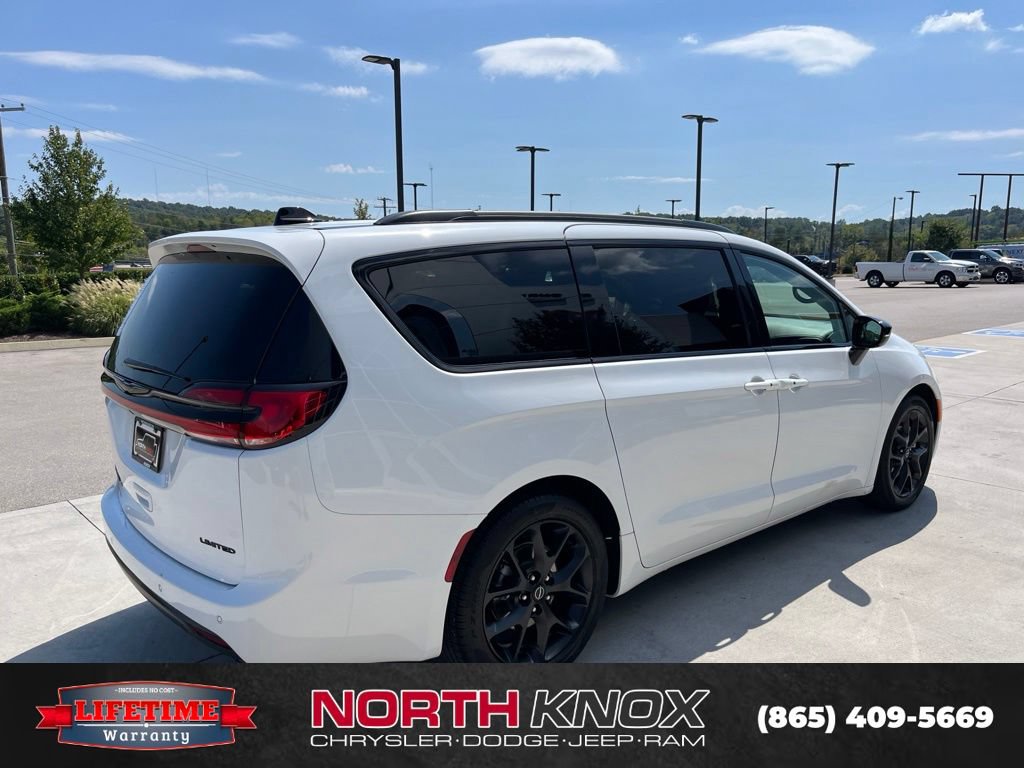 Used 2025 Chrysler Pacifica Limited FWD image 21