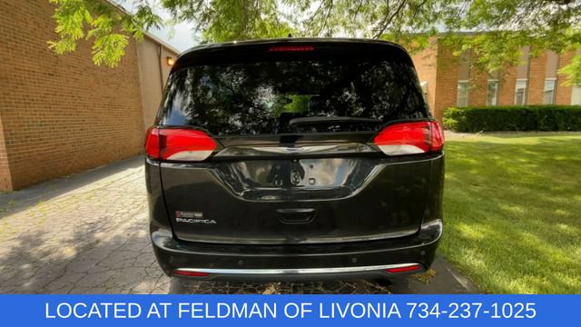 Used 2018 Chrysler Pacifica Touring-L w/ Premium Audio Group FWD image 7