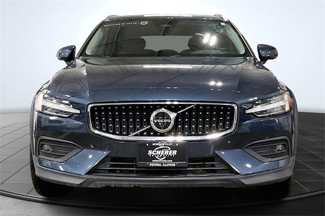 Certified 2025 Volvo V60 B5 Cross Country Plus image 4