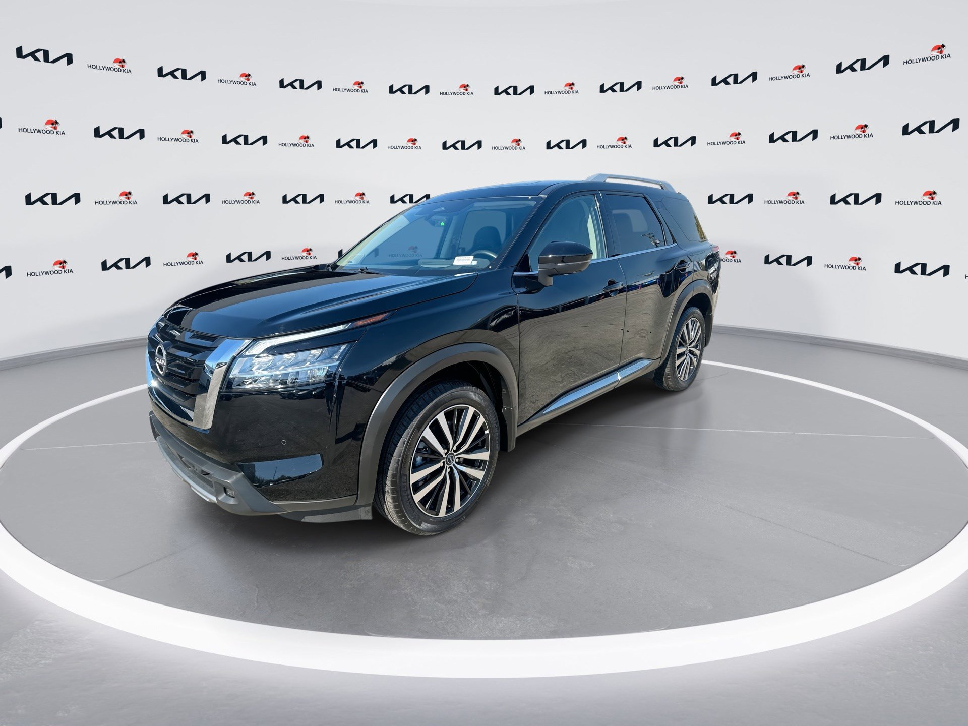 Used 2024 Nissan Pathfinder Platinum w/ Cargo Package image 4