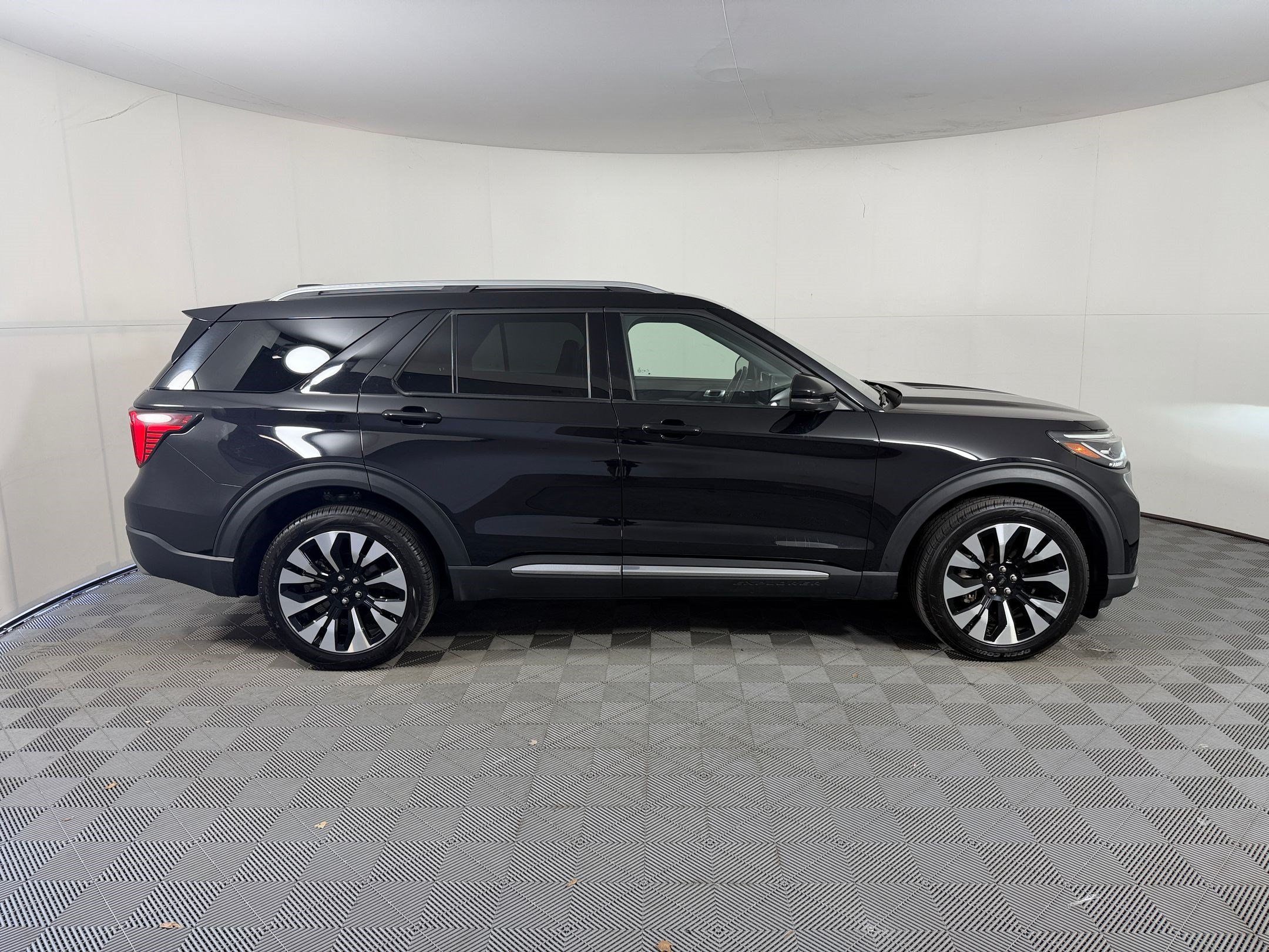 Used 2025 Ford Explorer Platinum w/ LUX Leather Package AWD/4WD image 8