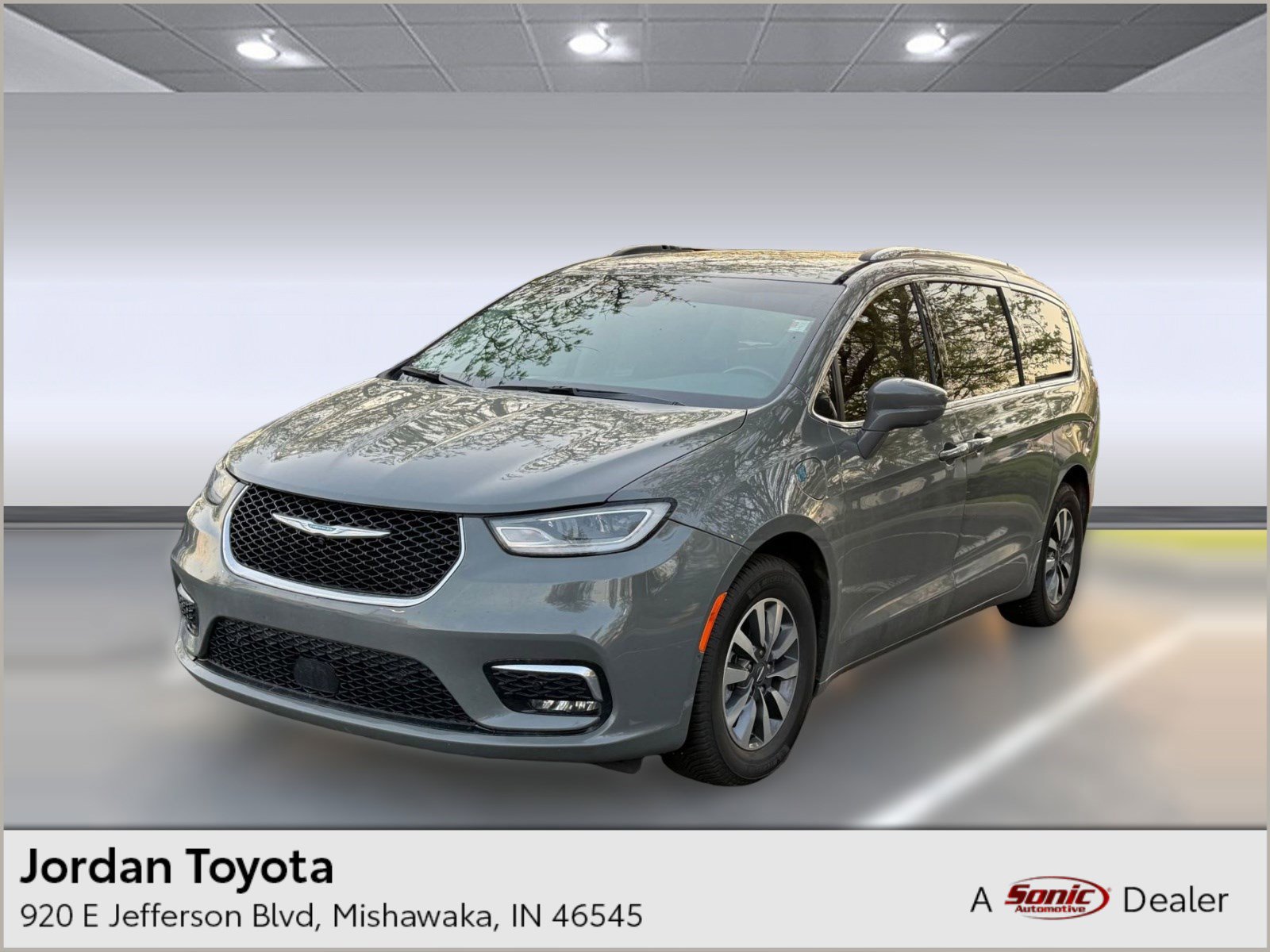 Used 2021 Chrysler Pacifica Touring-L FWD image 1