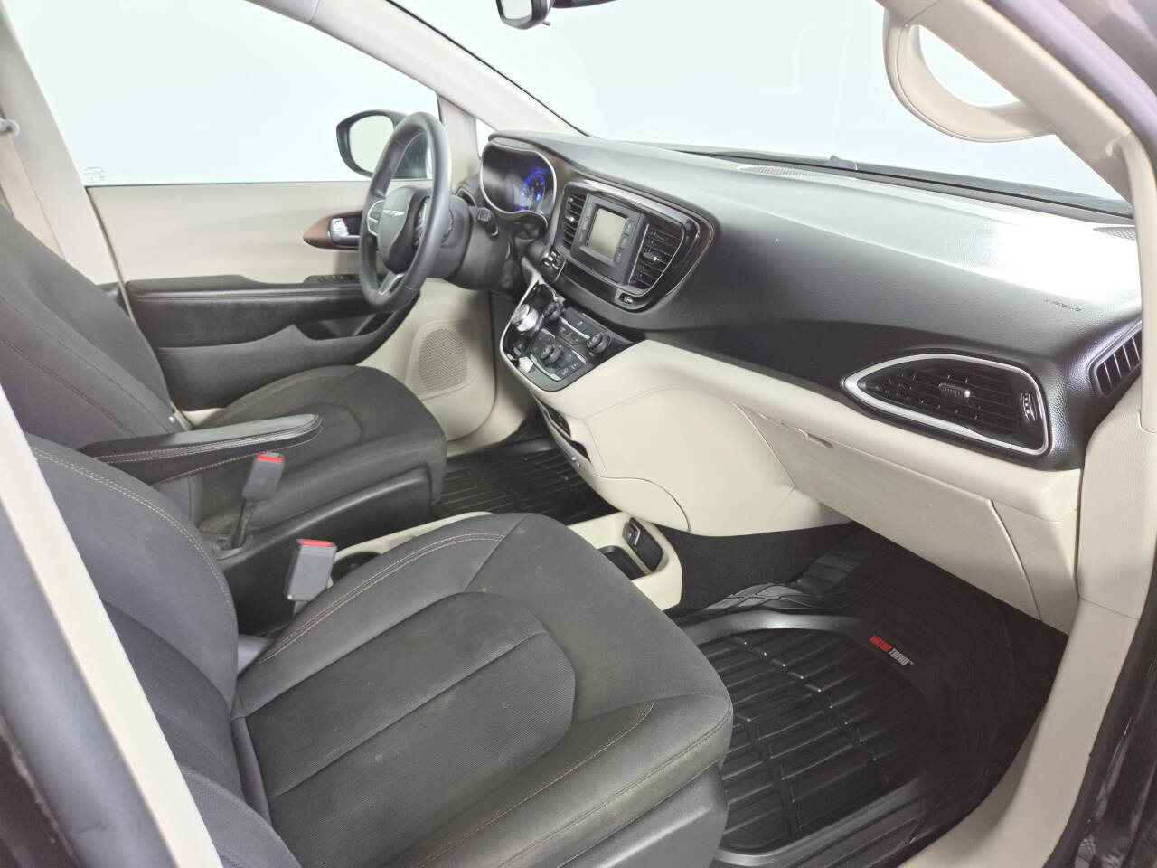 Used 2017 Chrysler Pacifica LX FWD image 31