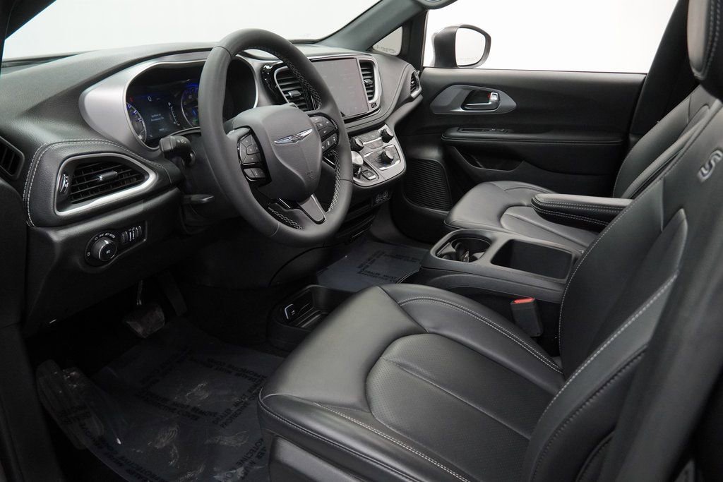 Used 2023 Chrysler Pacifica Touring-L w/ S Appearance Package image 17