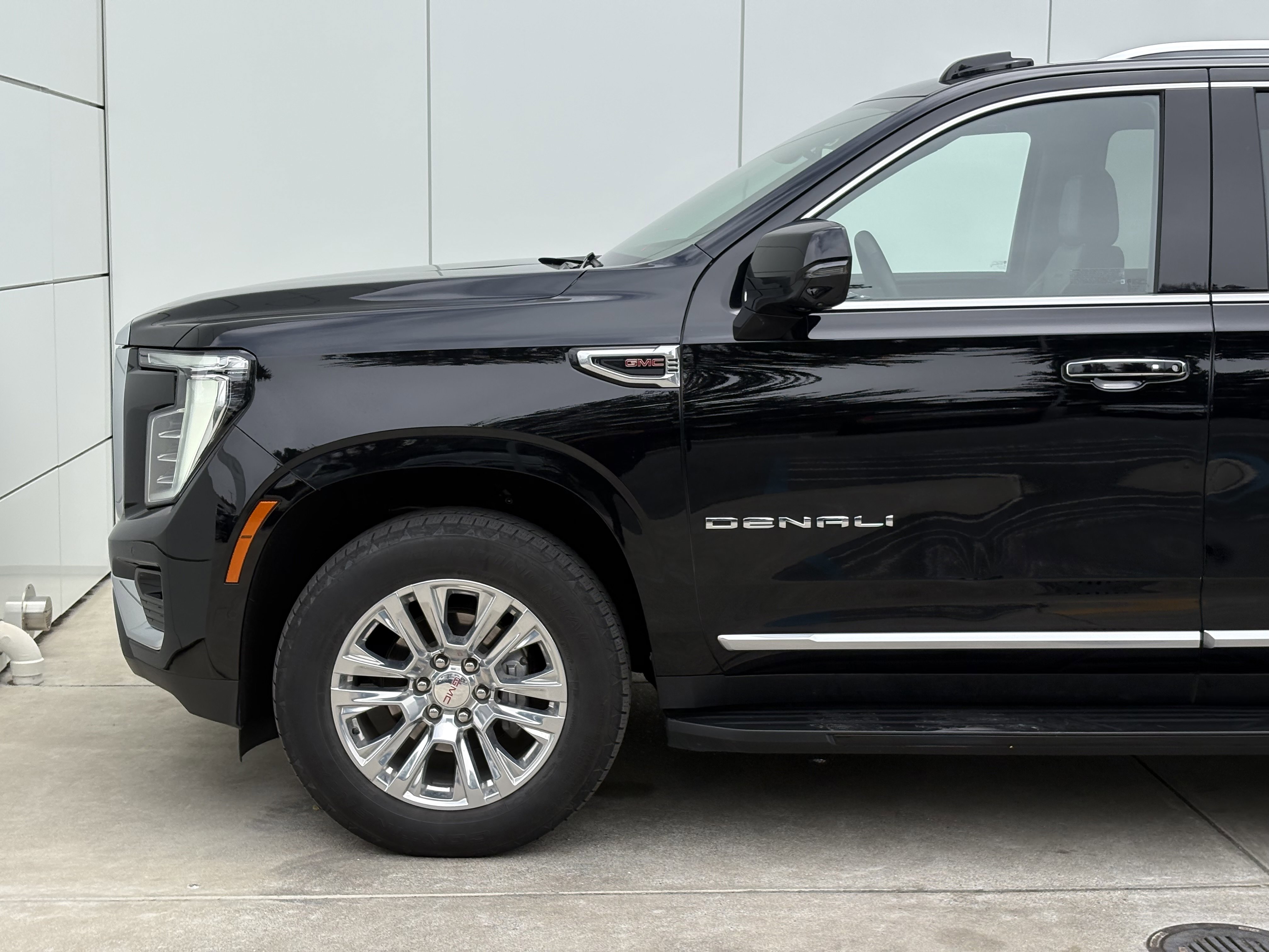 Used 2025 GMC Yukon XL Denali AWD/4WD image 5