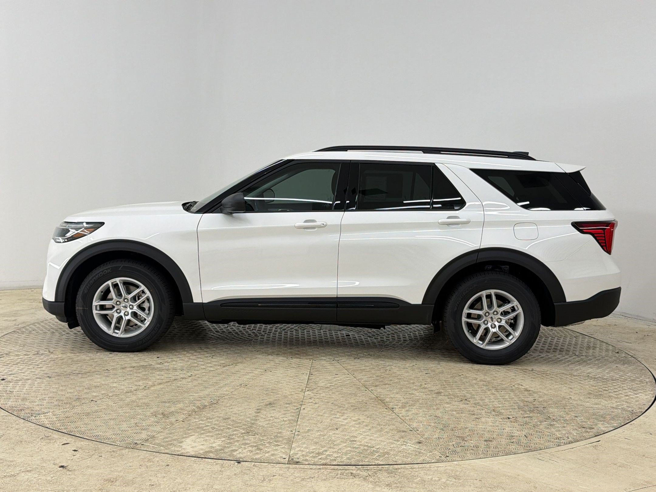 New 2026 Ford Explorer Active w/ Active Comfort Package RWD image 2