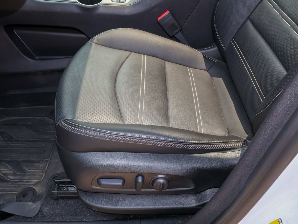 Used 2024 GMC Terrain Denali w/ Denali Premium Package AWD/4WD image 9