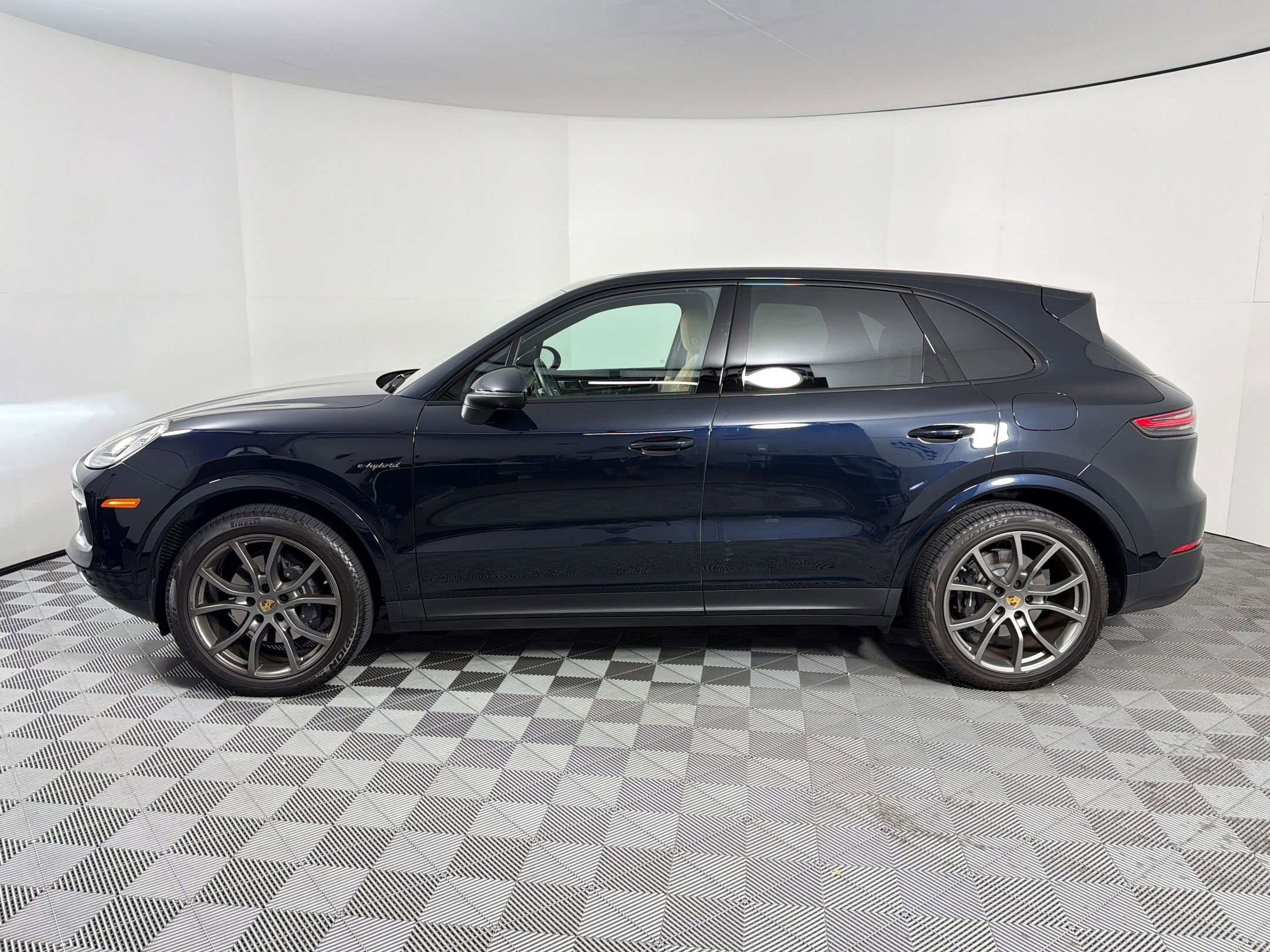 Certified 2023 Porsche Cayenne Platinum Edition AWD/4WD image 2