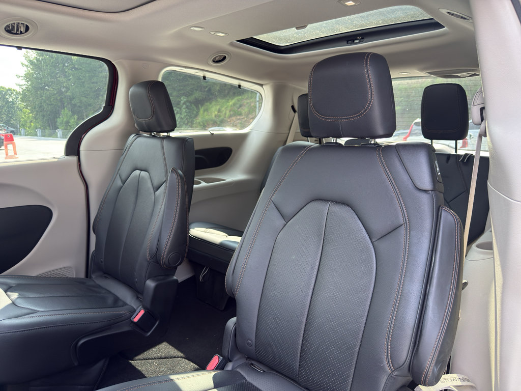 Used 2018 Chrysler Pacifica Touring-L Plus w/ Tire & Wheel Group FWD image 6