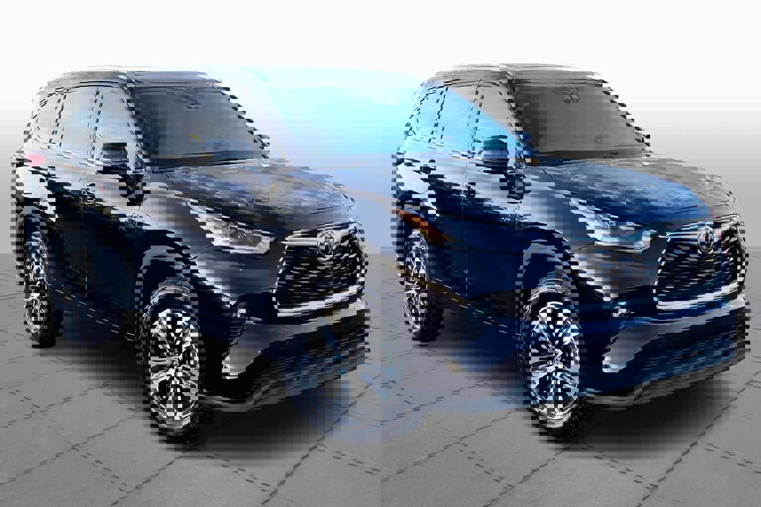 Used 2021 Toyota Highlander XLE image 3