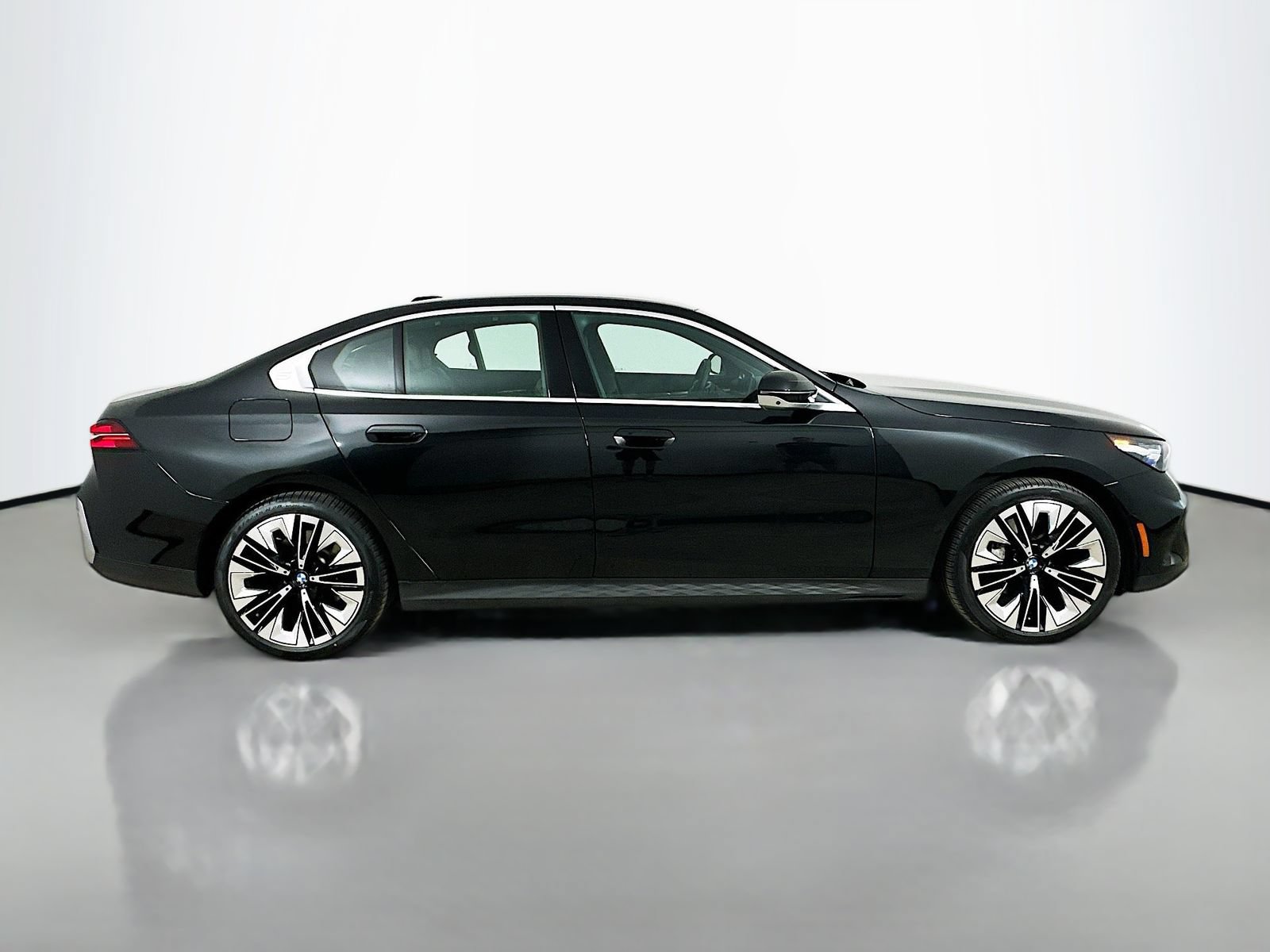 Used 2026 BMW 540i xDrive AWD/4WD image 4