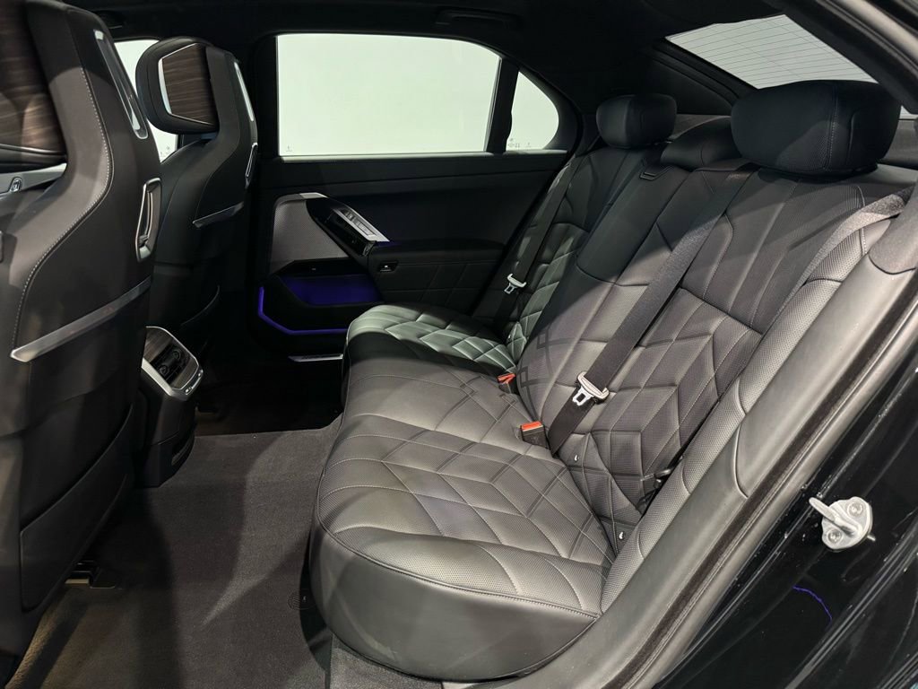 Used 2025 BMW 760i xDrive image 43