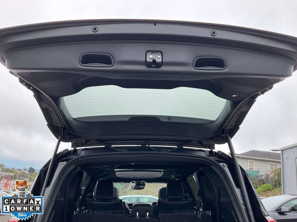 Used 2023 Chrysler Pacifica Limited w/ Uconnect Theater Family Group FWD image 10