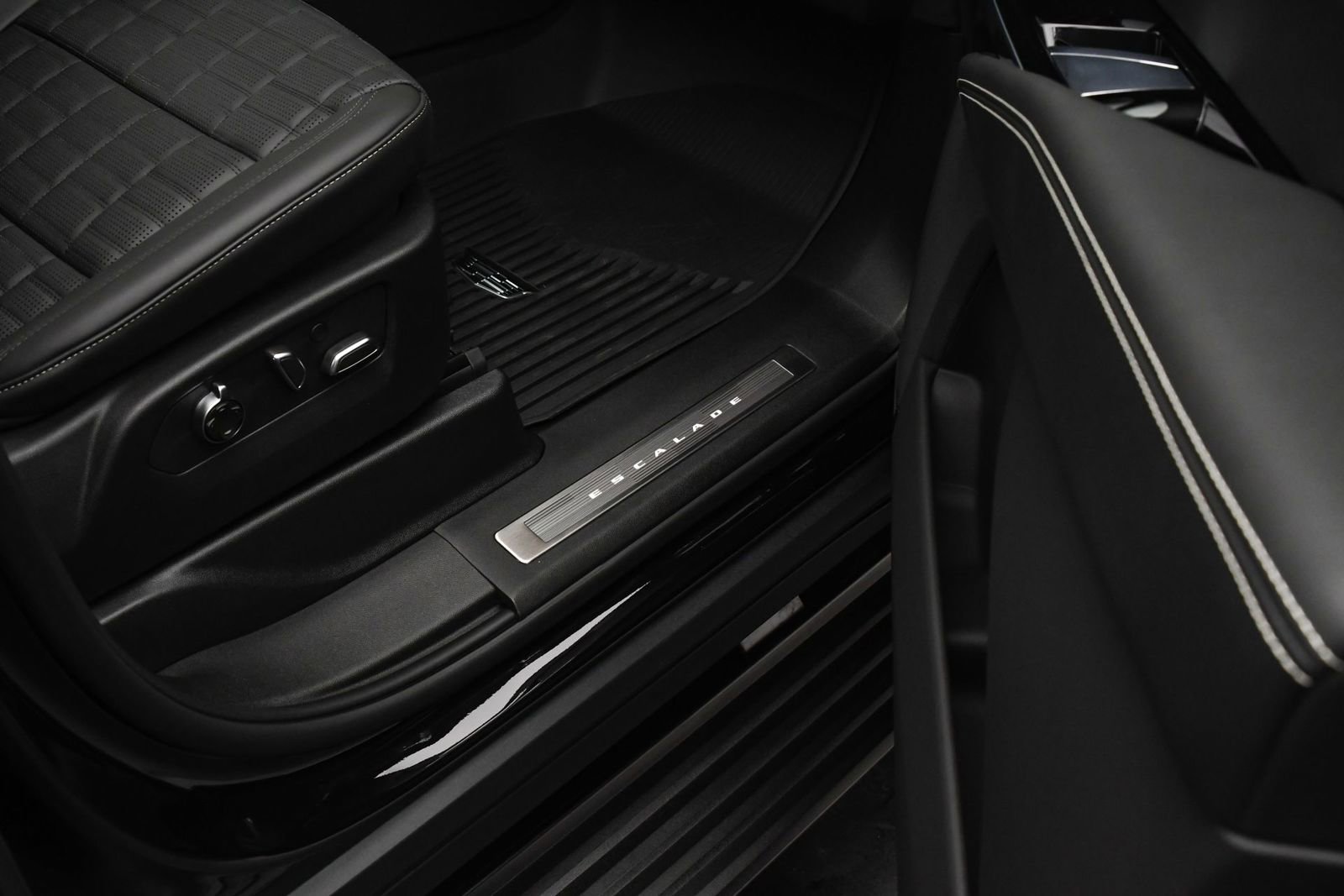 Used 2025 Cadillac Escalade V w/ LPO, ONYX Package image 50