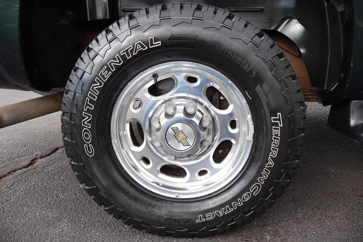 Used 2002 Chevrolet Suburban 2500 LT AWD/4WD image 42