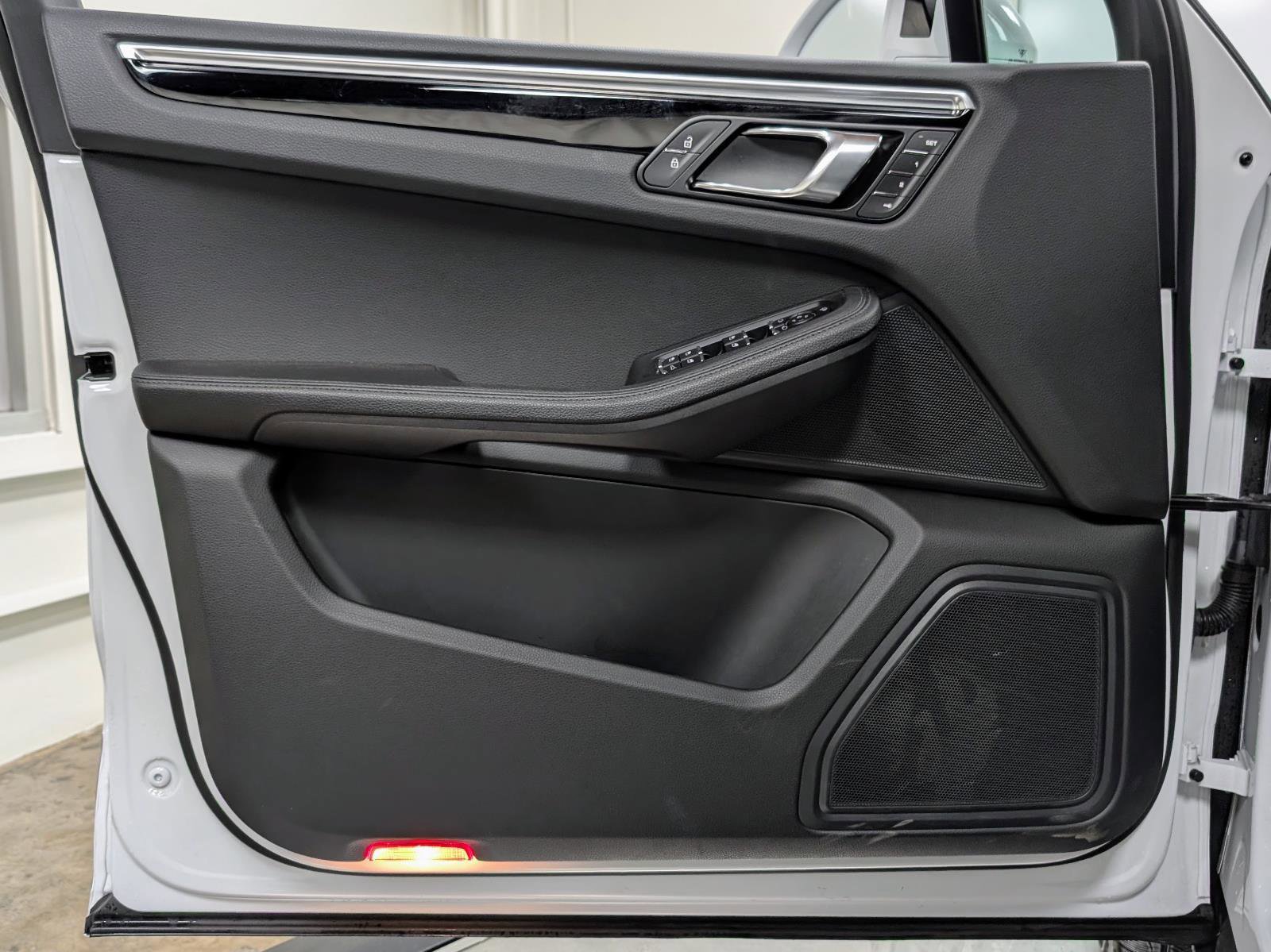 Used 2025 Porsche Macan image 13