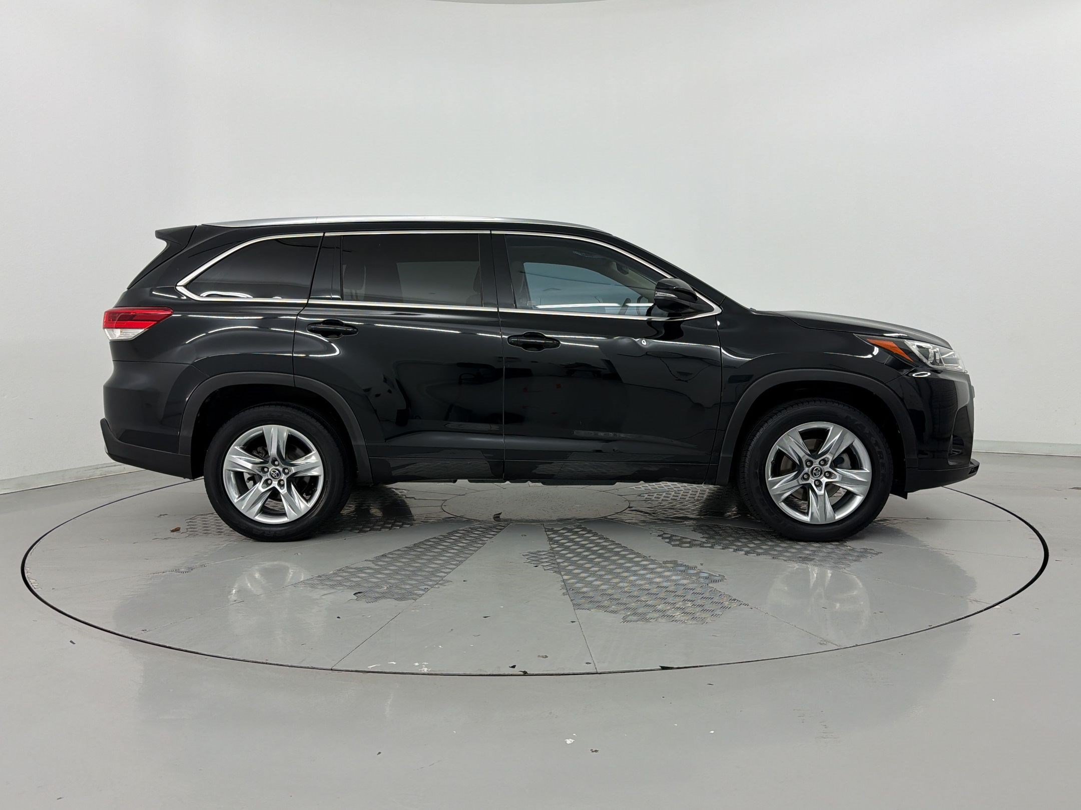Used 2019 Toyota Highlander Limited FWD image 8