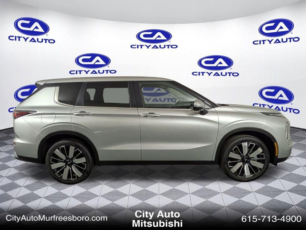 New 2025 Mitsubishi Outlander SE image 9
