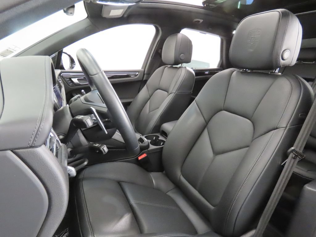 Certified 2026 Porsche Macan AWD/4WD image 5