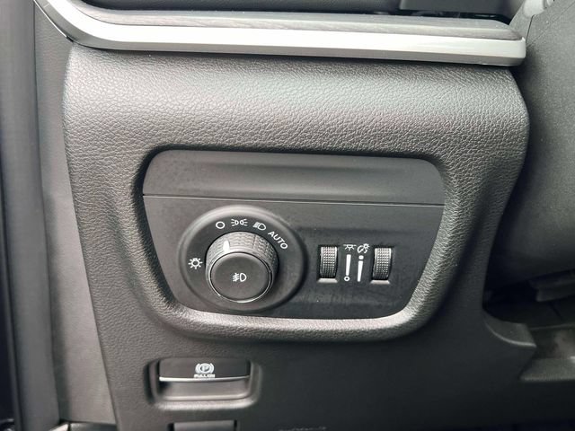 Used 2023 Jeep Grand Cherokee Limited AWD/4WD image 18