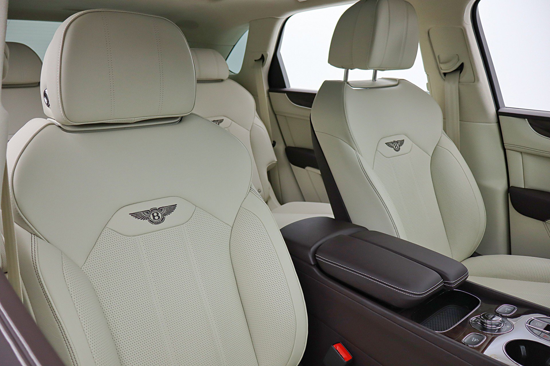 Used 2024 Bentley Bentayga Plug-In Hybrid image 37