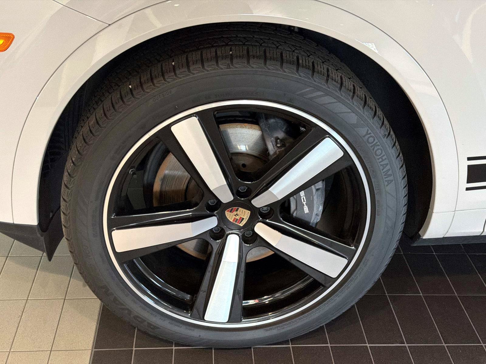 Used 2025 Porsche Cayenne Coupe AWD/4WD image 12
