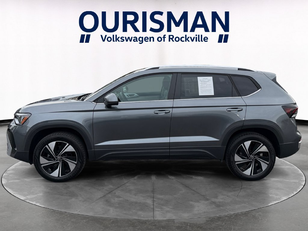 Used 2025 Volkswagen Taos SE w/ Panoramic Sunroof Package AWD/4WD image 3