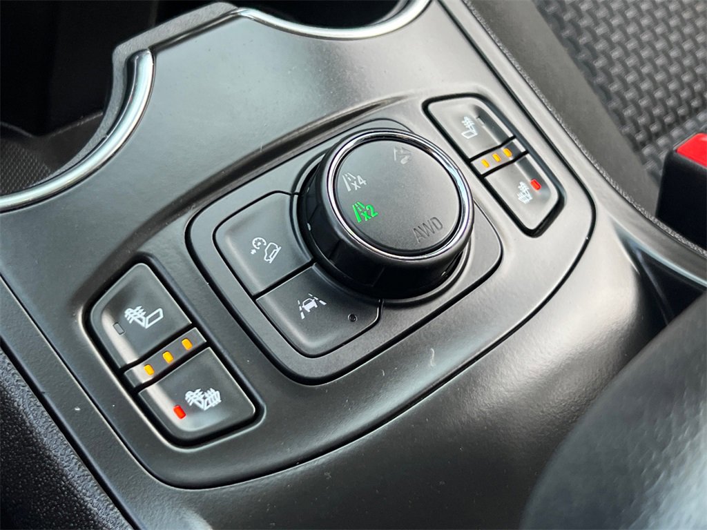 Used 2023 GMC Terrain SLE w/ Driver Convenience Package image 28