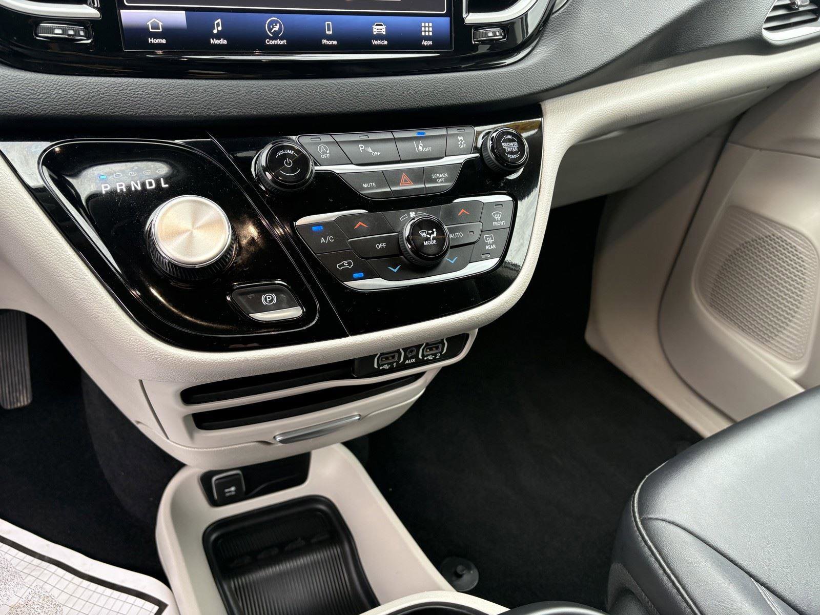 Used 2024 Chrysler Pacifica Touring-L FWD image 16