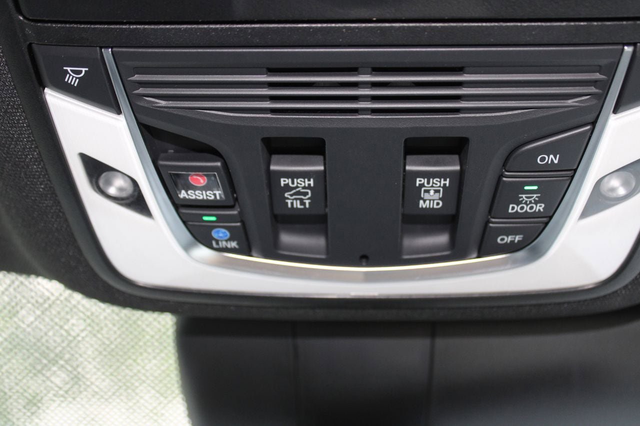 Used 2025 Acura RDX SH-AWD image 33
