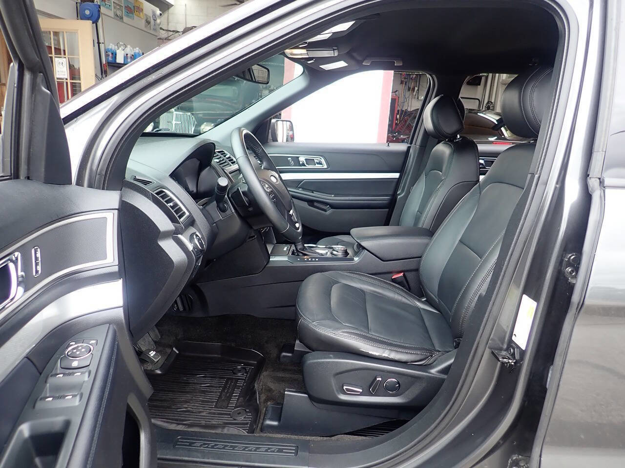 Used 2017 Ford Explorer XLT w/ Equipment Group 202A AWD/4WD image 7