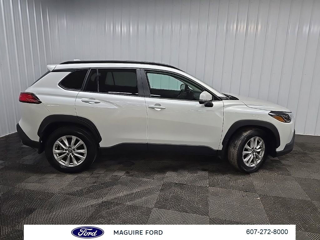 Used 2023 Toyota Corolla Cross LE w/ Moonroof Package image 2
