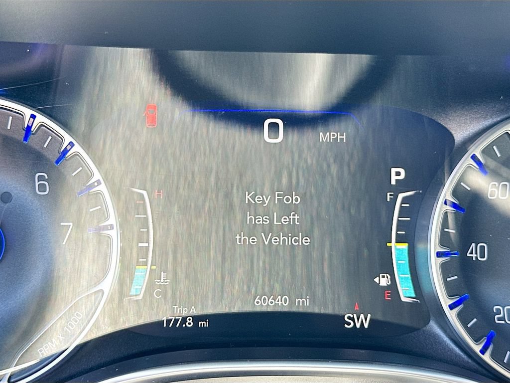 Used 2017 Chrysler Pacifica Limited w/ UConnect Theater Package FWD image 12