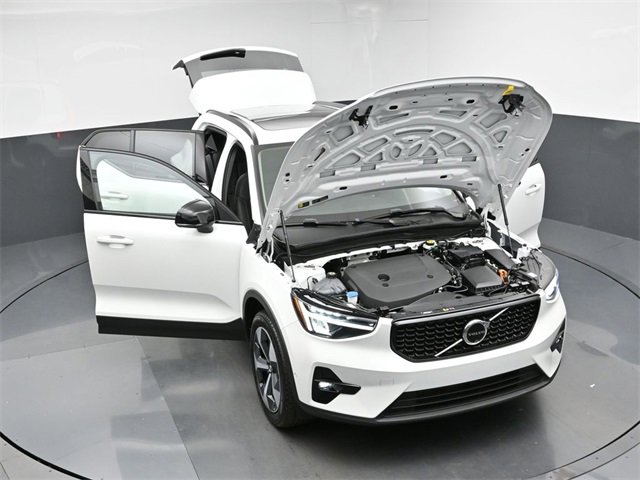 Used 2024 Volvo XC40 B5 Plus image 48