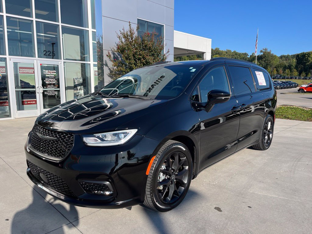 Used 2026 Chrysler Pacifica Limited w/ S Appearance Package
