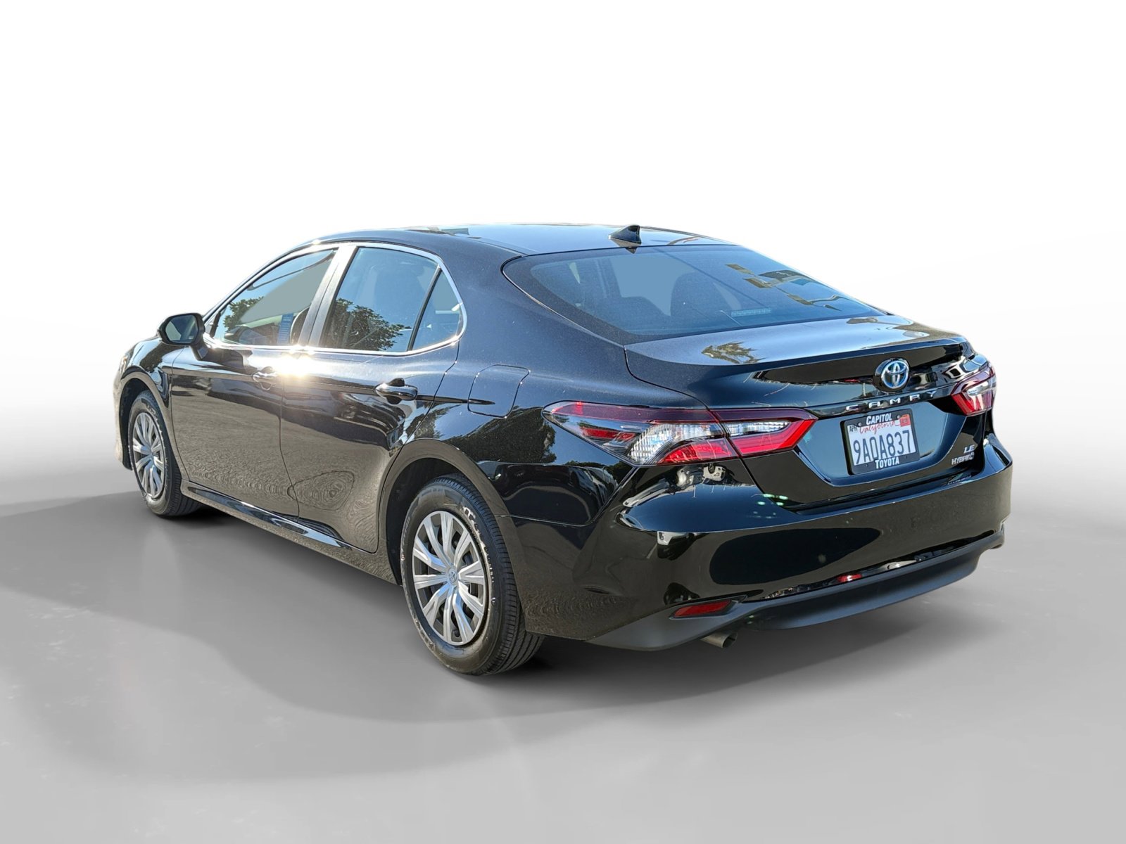 Used 2022 Toyota Camry LE image 3