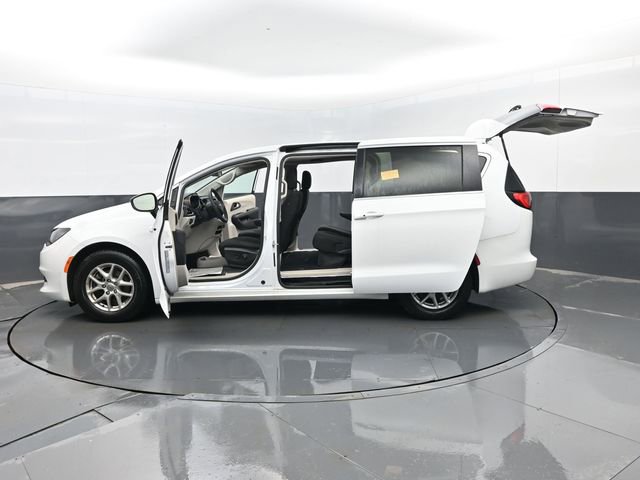 Used 2022 Chrysler Voyager LX image 33