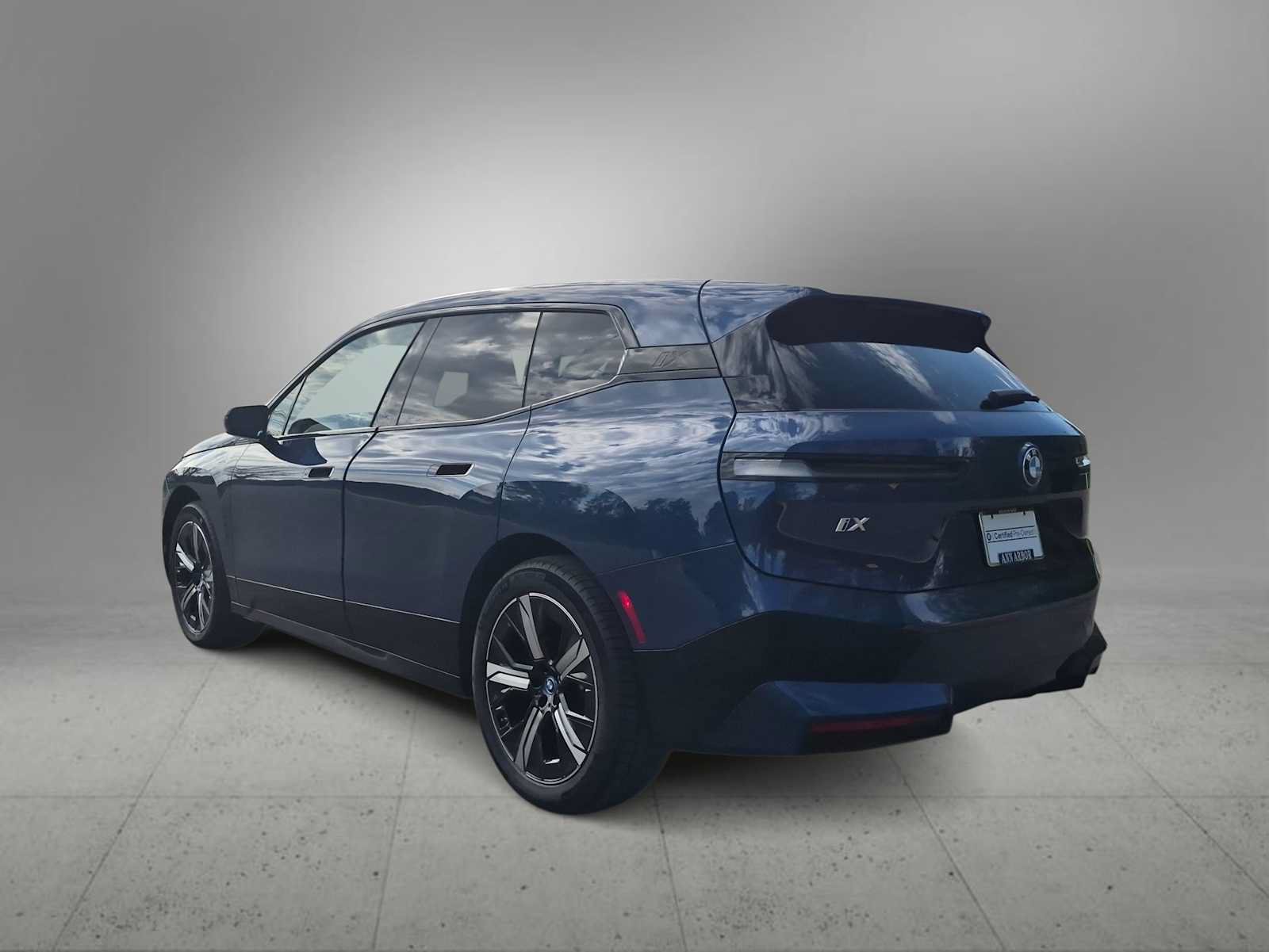 Used 2024 BMW iX xDrive50 w/ Premium Package AWD/4WD image 6