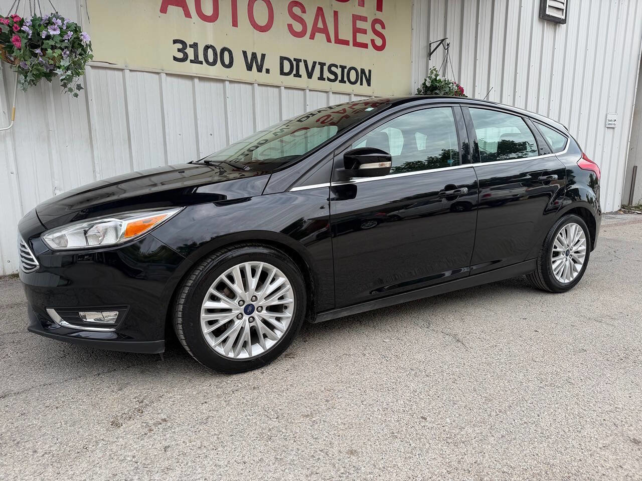 Used 2017 Ford Focus Titanium w/ Titanium Technology Package FWD image 8