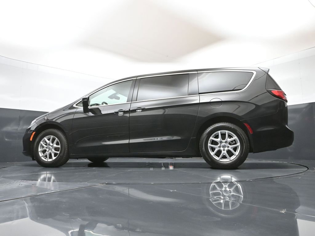Used 2023 Chrysler Pacifica Touring-L FWD image 46