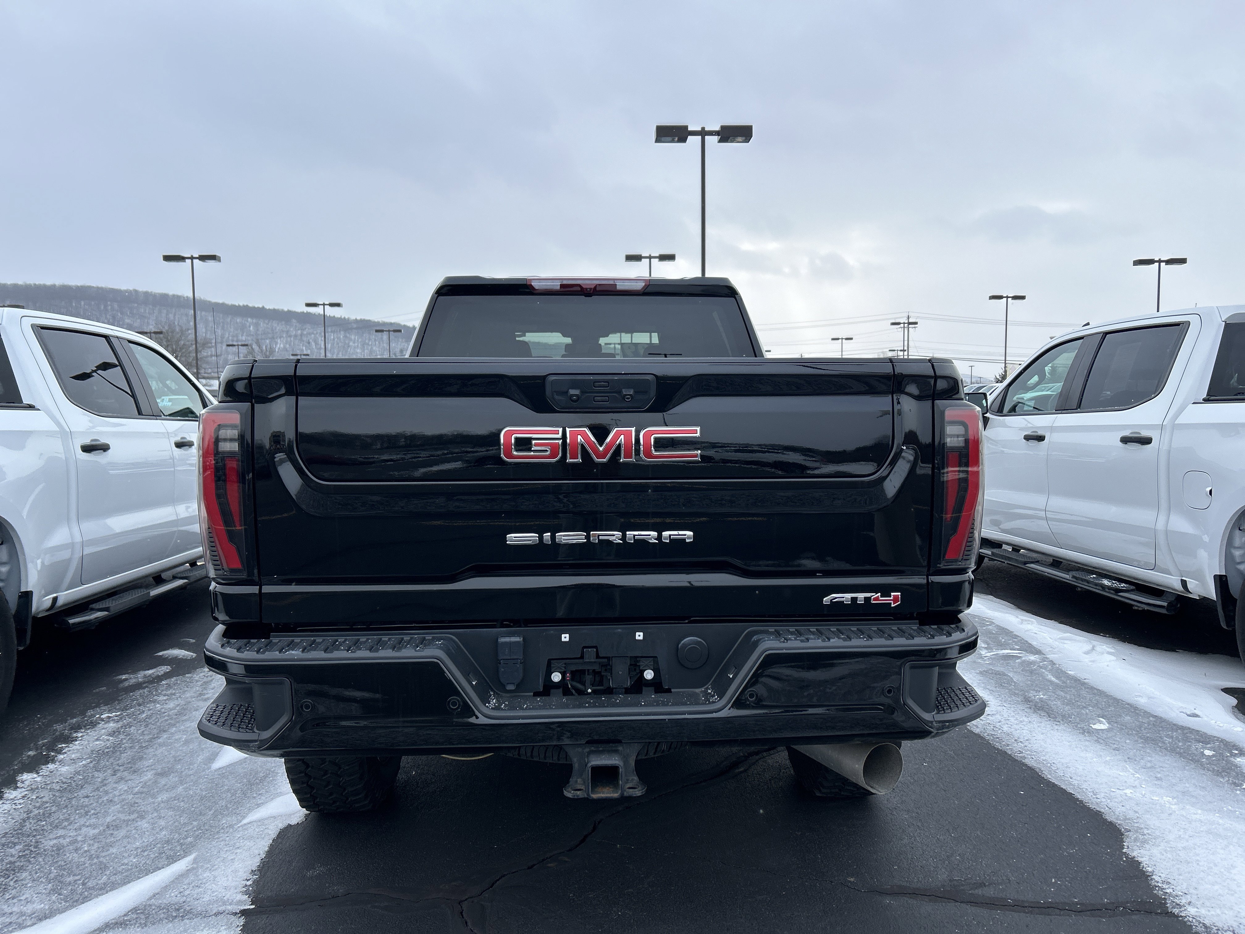 Used 2024 GMC Sierra 2500 AT4 image 5
