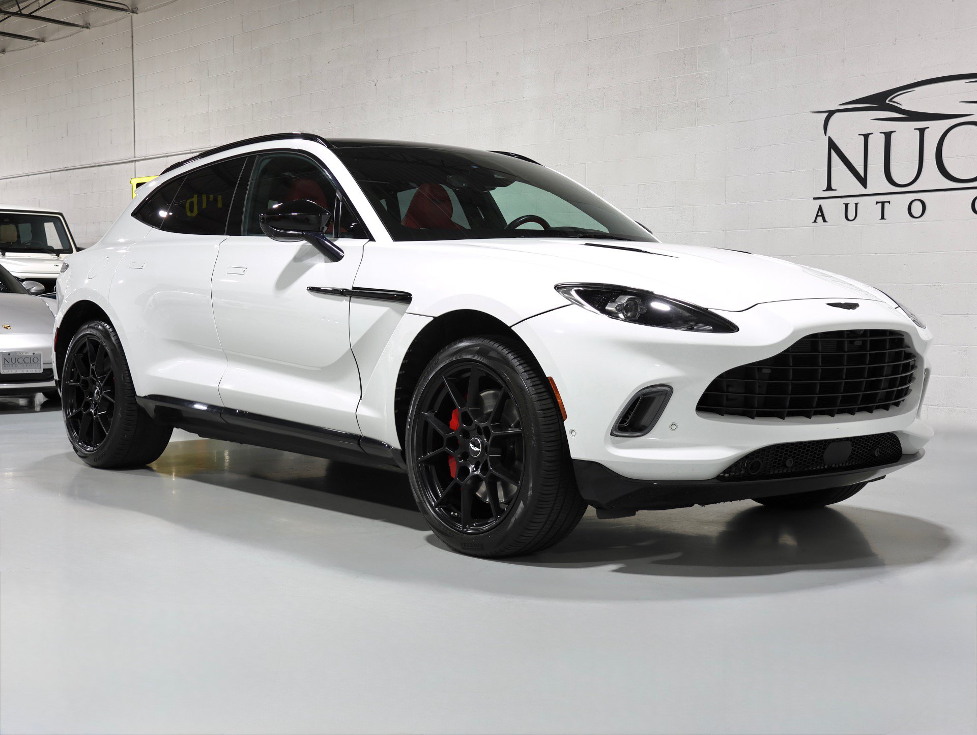 Used 2021 Aston Martin DBX AWD/4WD image 39
