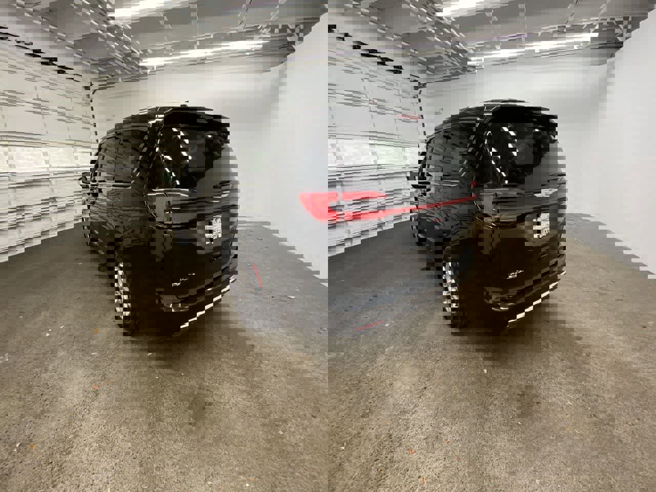 Used 2024 Chrysler Pacifica Touring-L image 4