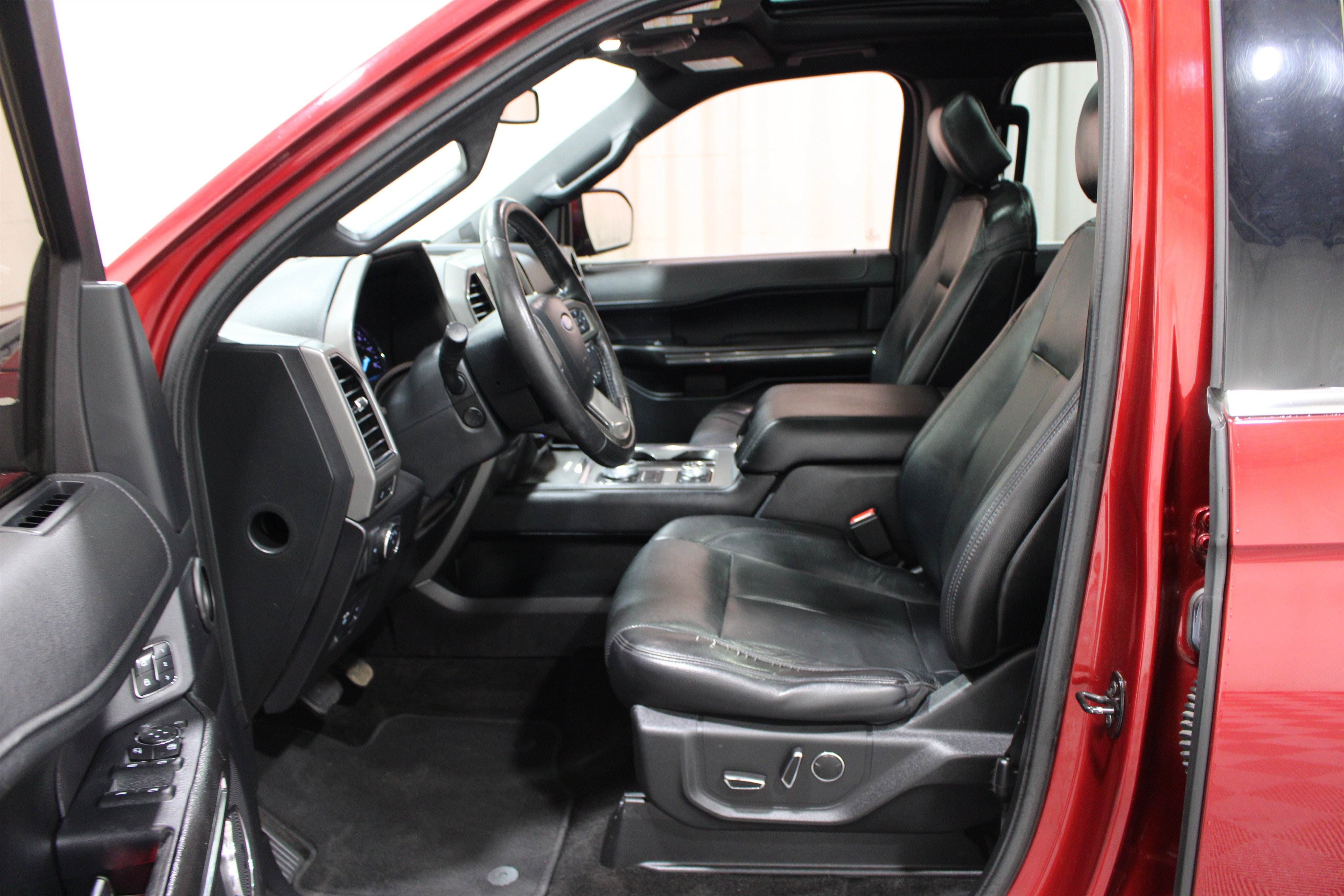 Used 2018 Ford Expedition XLT w/ Equipment Group 202A AWD/4WD image 3